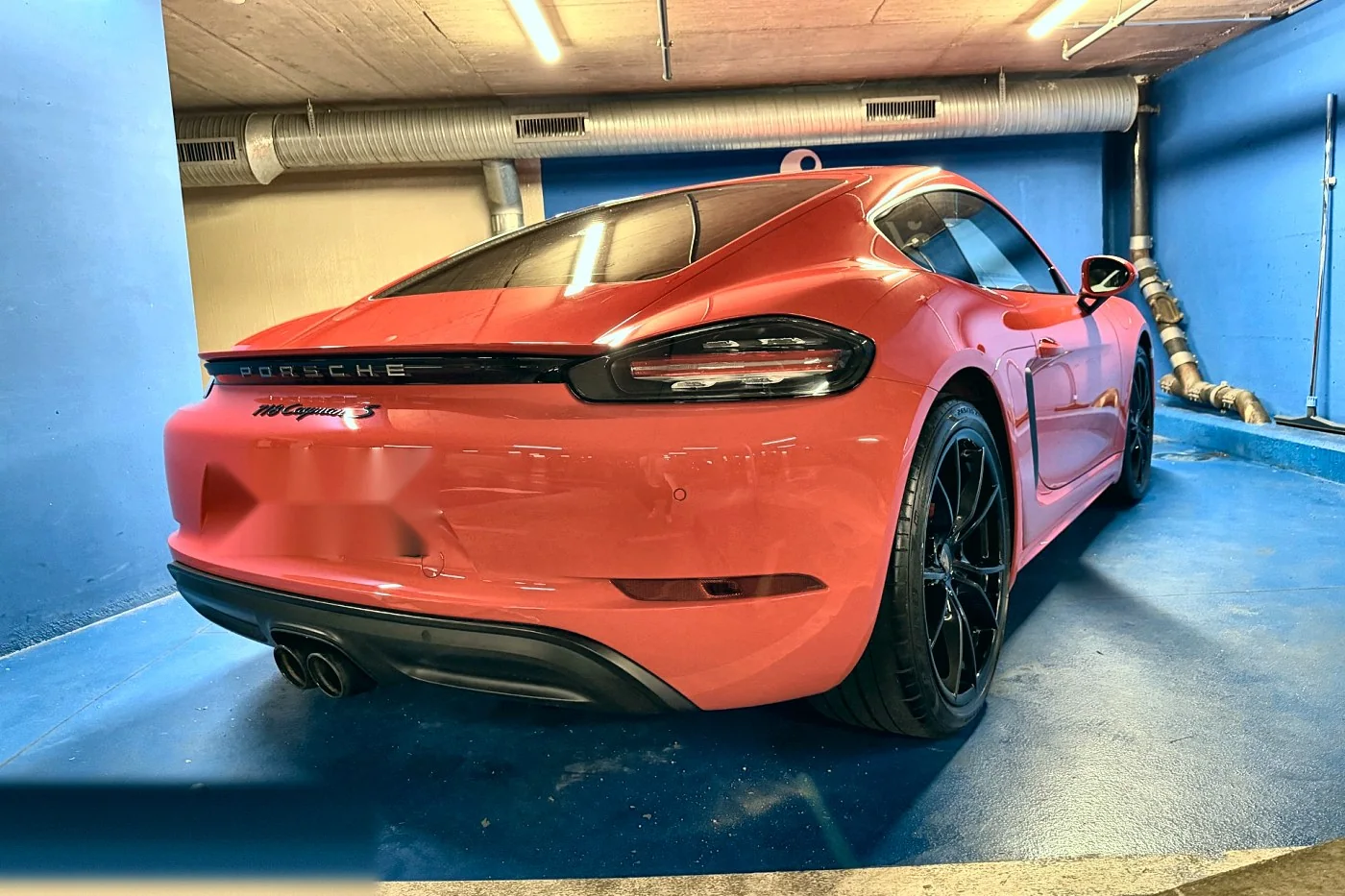 Coupé sportif nettoyé sur le parking d’un site client